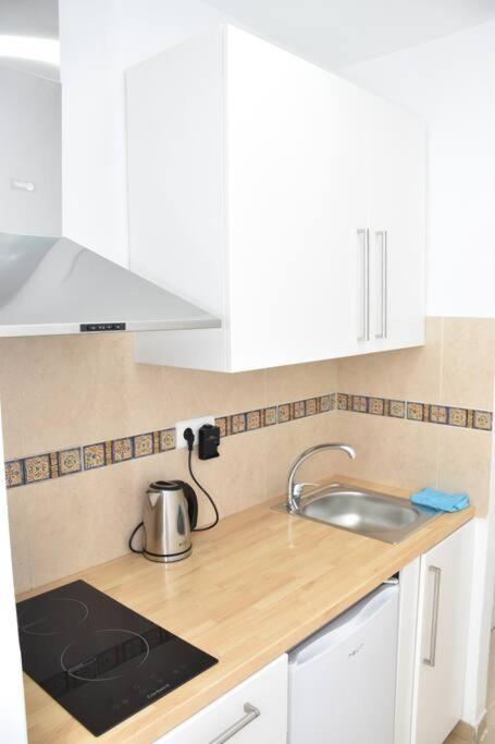 Small Apartament By The Sea Малага Екстериор снимка